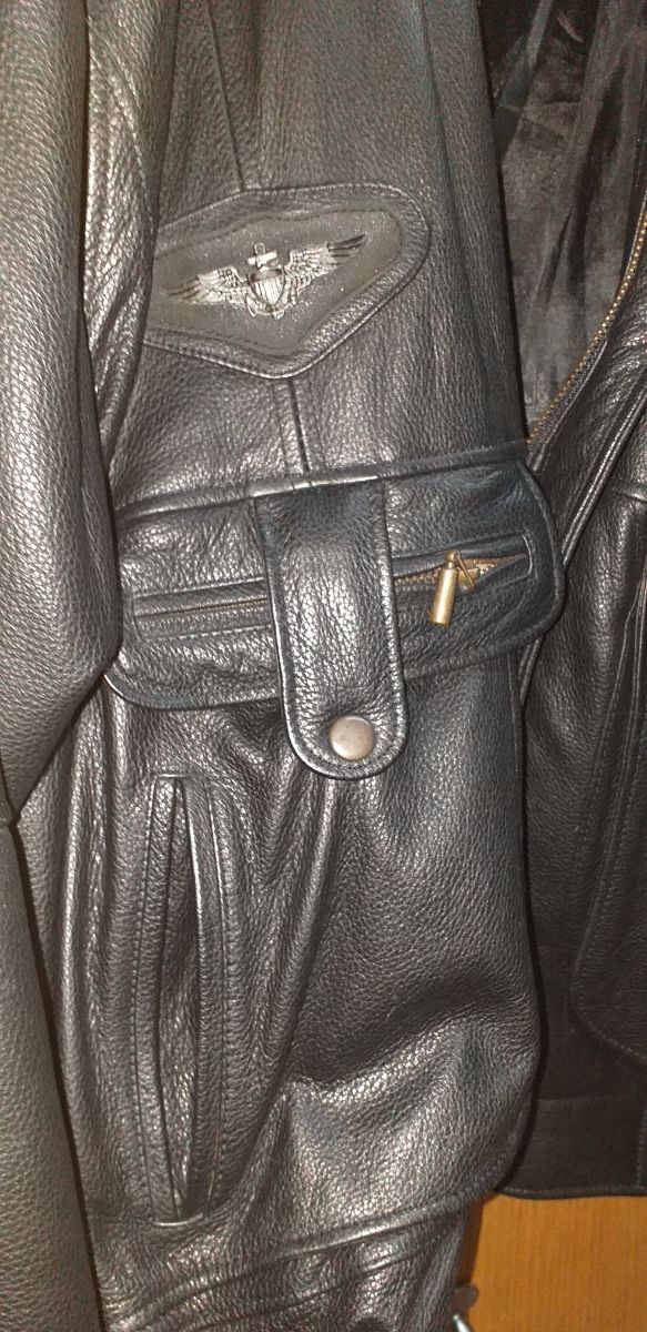 cazadora piel color negro.