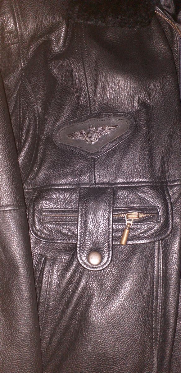 cazadora piel color negro.