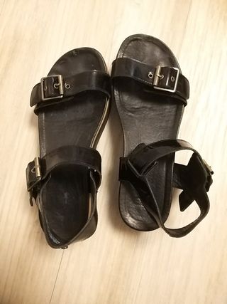 Sandalias Ugg negras plataforma de segunda mano por 25 EUR en Zaragoza en  WALLAPOP