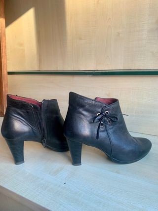 Botines Hispanitas negros de segunda mano por 30 EUR en Granollers en  WALLAPOP