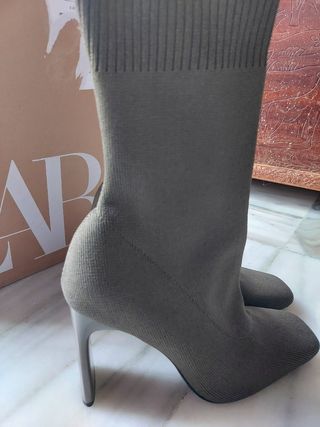 Botas calcetín caqui de zara de segunda mano por 22 EUR en Sevilla en  WALLAPOP