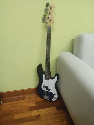 Bajo precision bass 4 cuerdas y bolsa de segunda mano por 70 EUR en Molino  de La Hoz en WALLAPOP