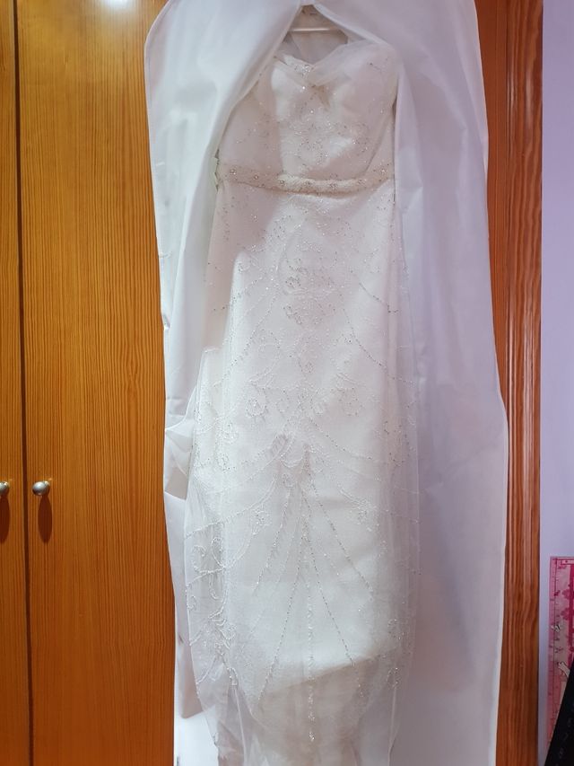 Vestido de novia con piedrería de Donatela