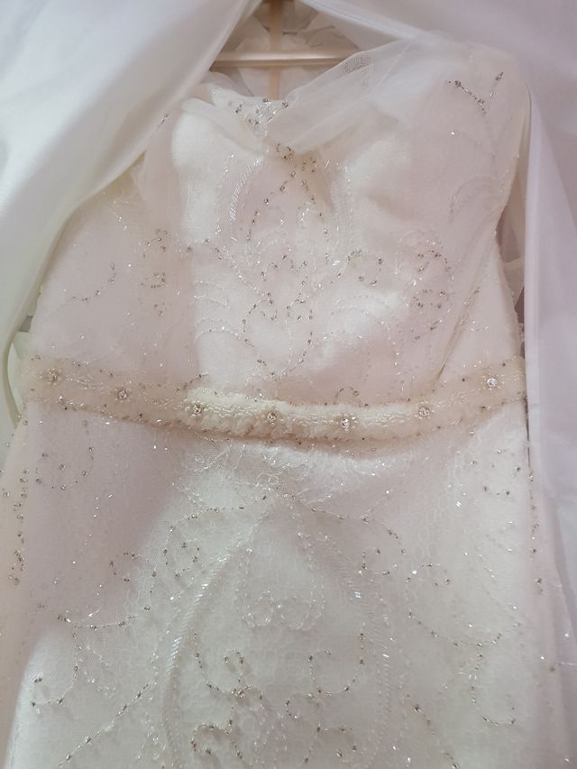 Vestido de novia con piedrería de Donatela