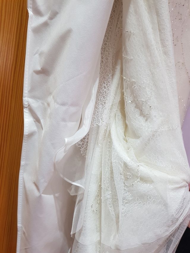 Vestido de novia con piedrería de Donatela