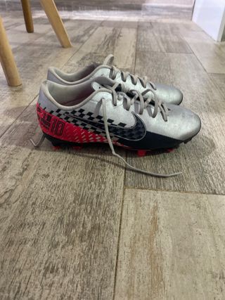 Botas fútbol Nike Neymar JR de segunda mano por 10 EUR en Sabadell en  WALLAPOP
