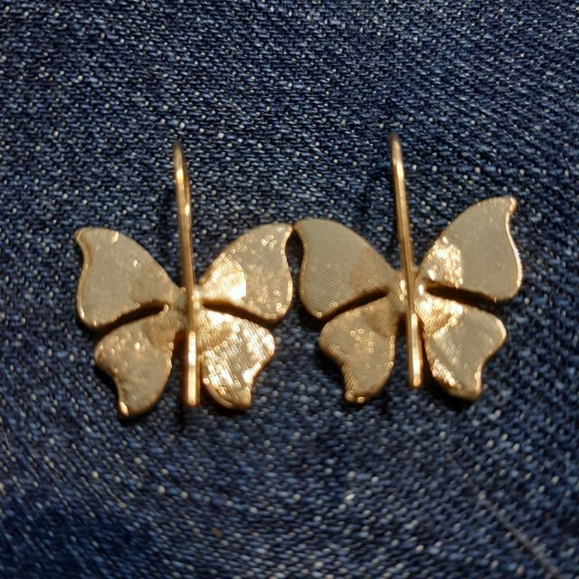 pendientes dorados, piedras