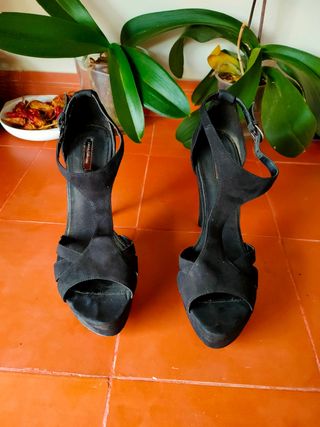 Tacones negros usados, pero bien conservados. de segunda mano por 6 EUR en  San Cristóbal de La Laguna en WALLAPOP