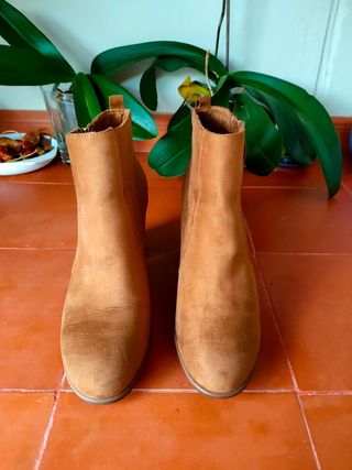 Botines básicas Bershka marrones. de segunda mano por 10 EUR en San  Cristóbal de La Laguna en WALLAPOP