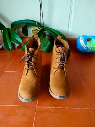 Botines marrones cordón, talla 40-41. Primark de segunda mano por 10 EUR en  San Cristóbal de La Laguna en WALLAPOP
