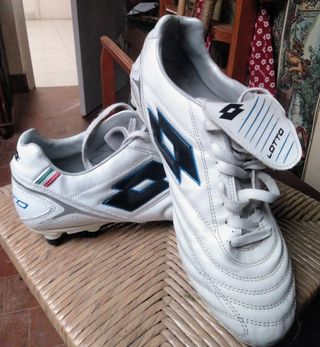 Fin de mes Botas futbol LOTTO de segunda mano por 10 EUR en Formosende en  WALLAPOP