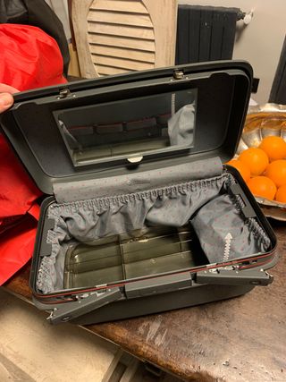REGALO Neceser de viaje Samsonite rigido de segunda mano por 1 EUR en  Madrid en WALLAPOP