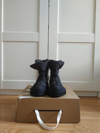 Bota acolchada negra Zara nueva 35 de segunda mano por 28 EUR en Olivenza  en WALLAPOP
