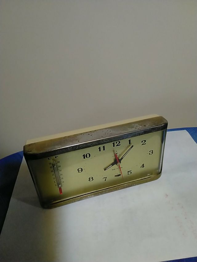 Despertador con termómetro