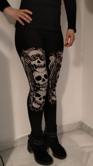 Leggins calaveras de segunda mano por 24 EUR en Granada en WALLAPOP