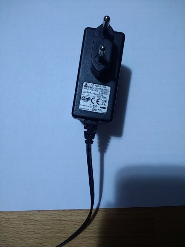 Cargador 15V 1,66A.