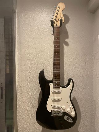 Guitarra electrica Fender Squier Strat de segunda mano por 105 EUR en  Alicante en WALLAPOP