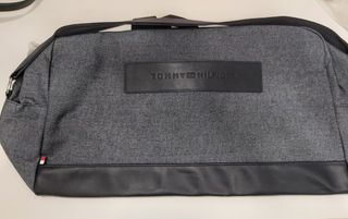 Bolsa de viaje Tommy Hilfiger - Nueva a estrenar de segunda mano por 20 EUR  en Bonrepos I Mirambell en WALLAPOP