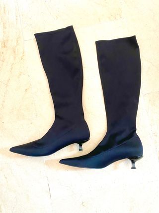 Botas negras elásticas 38 de Zara de segunda mano por 9 EUR en Marbella en  WALLAPOP