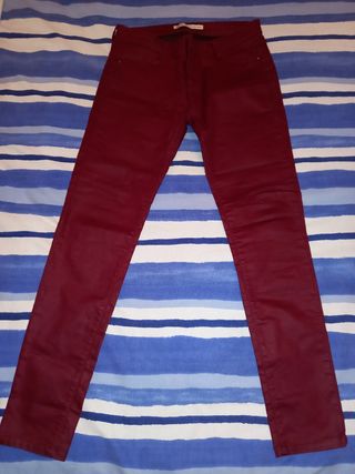 Pantalones stradivarius encerados de segunda mano por 5 EUR en Los Barrios  en WALLAPOP