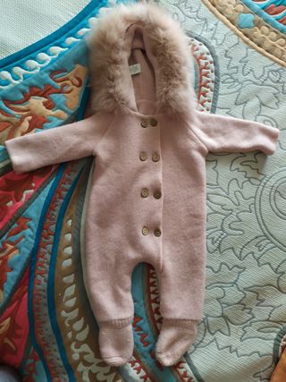 Buzo Pangasa baby rosa con pelo natural de segunda mano por 35 EUR en  Benavente en WALLAPOP