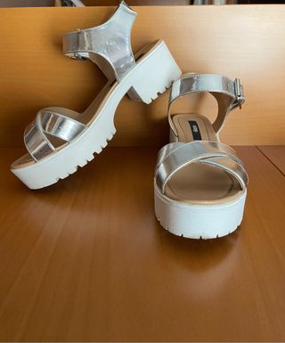 Sandalias Mustang plataforma baja plateadas de segunda mano por 19 EUR en  Bueu en WALLAPOP
