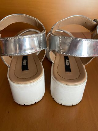 Sandalias Mustang plataforma baja plateadas de segunda mano por 19 EUR en  Bueu en WALLAPOP