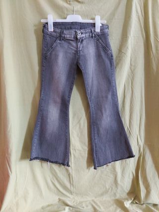 Pantalones tejanos Bershka acampanados de segunda mano por 3 EUR en Madrid  en WALLAPOP