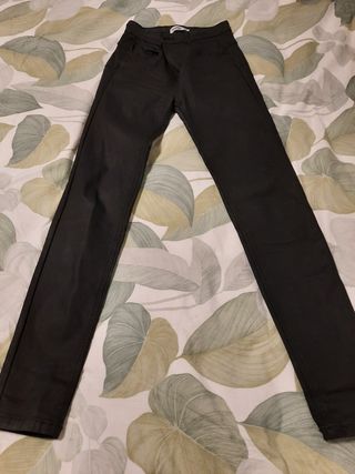 Pantalon encerado Pull\u0026amp;Bear de segunda mano por 10 EUR en Valdemoro en  WALLAPOP