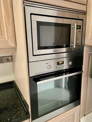 Vendo el horno y el microondas de segunda mano por 90 EUR en La Nucia en  WALLAPOP