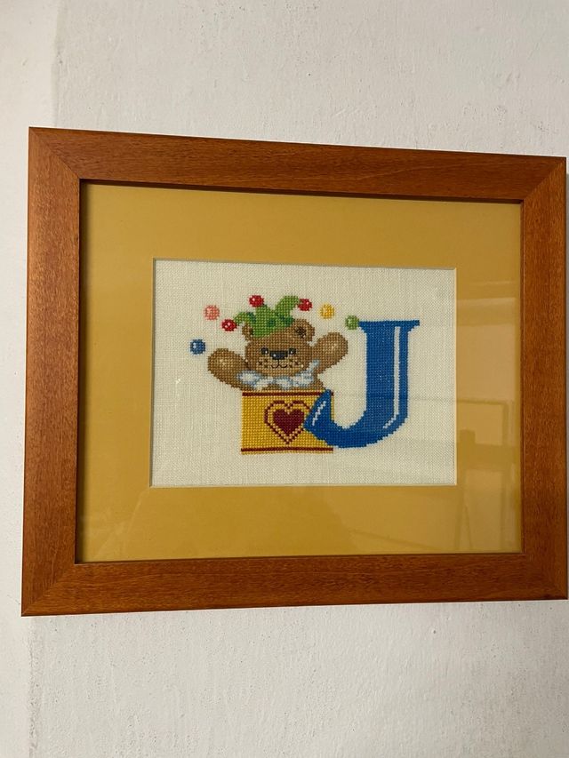 Letra J punto de cruz enmarcada