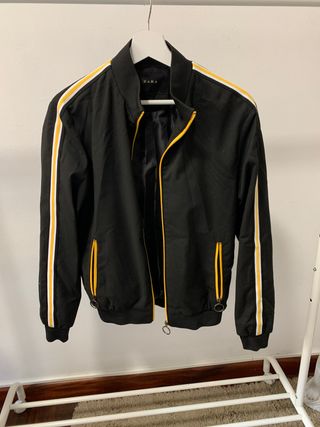 Chaqueta negra y amarilla Zara de segunda mano por 15 EUR en Las Chumberas  en WALLAPOP