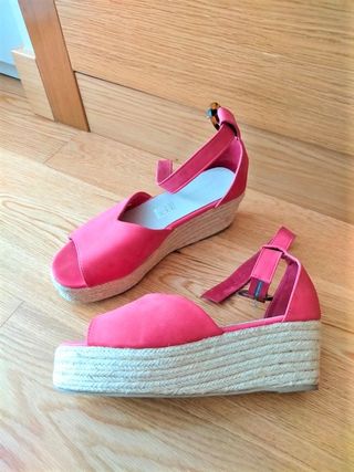 Sandalias rojas de cuña de segunda mano por 14 EUR en Doneztebe en WALLAPOP