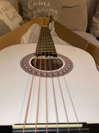 Vendo guitarra española nueva de segunda mano por 35 EUR en Marbella en  WALLAPOP