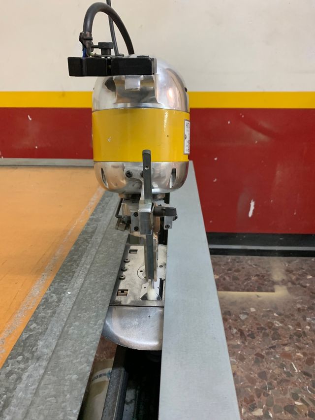 Máquina corte textil circular.