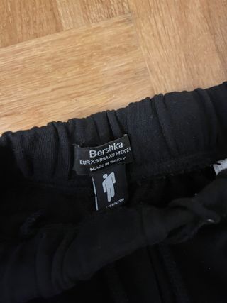 Pantalón Billie Eilish x Bershka de segunda mano por 10 EUR en Oviedo en  WALLAPOP