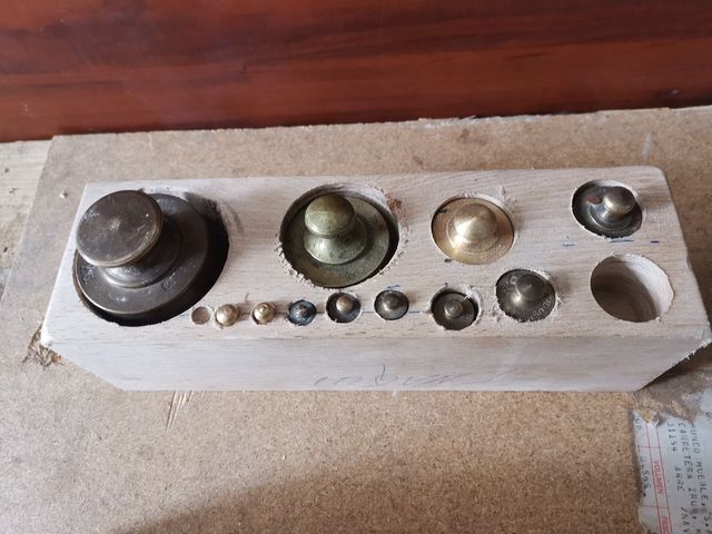 Juego de pesas en bronce para balanza o peso.