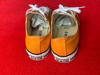 Zapatillas CONVERSE amarillas nº38 de segunda mano por 65 EUR en Camarena  en WALLAPOP