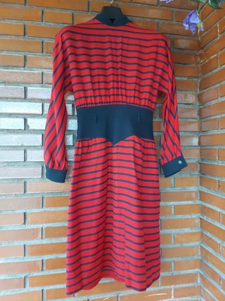 Vestido rojo y rayas negras de segunda mano por 9 EUR en Colonia Covibar en  WALLAPOP