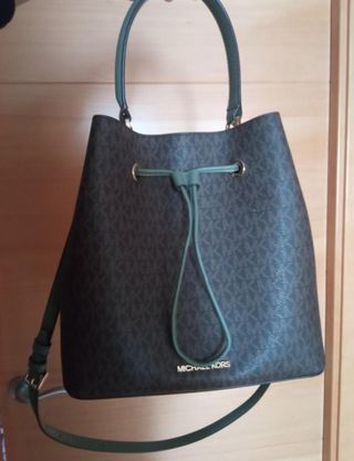 Bolso saco michael kors de segunda mano por 250 EUR en Madrid en WALLAPOP