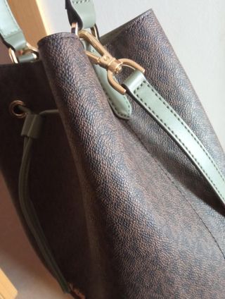 Bolso saco michael kors de segunda mano por 250 EUR en Madrid en WALLAPOP