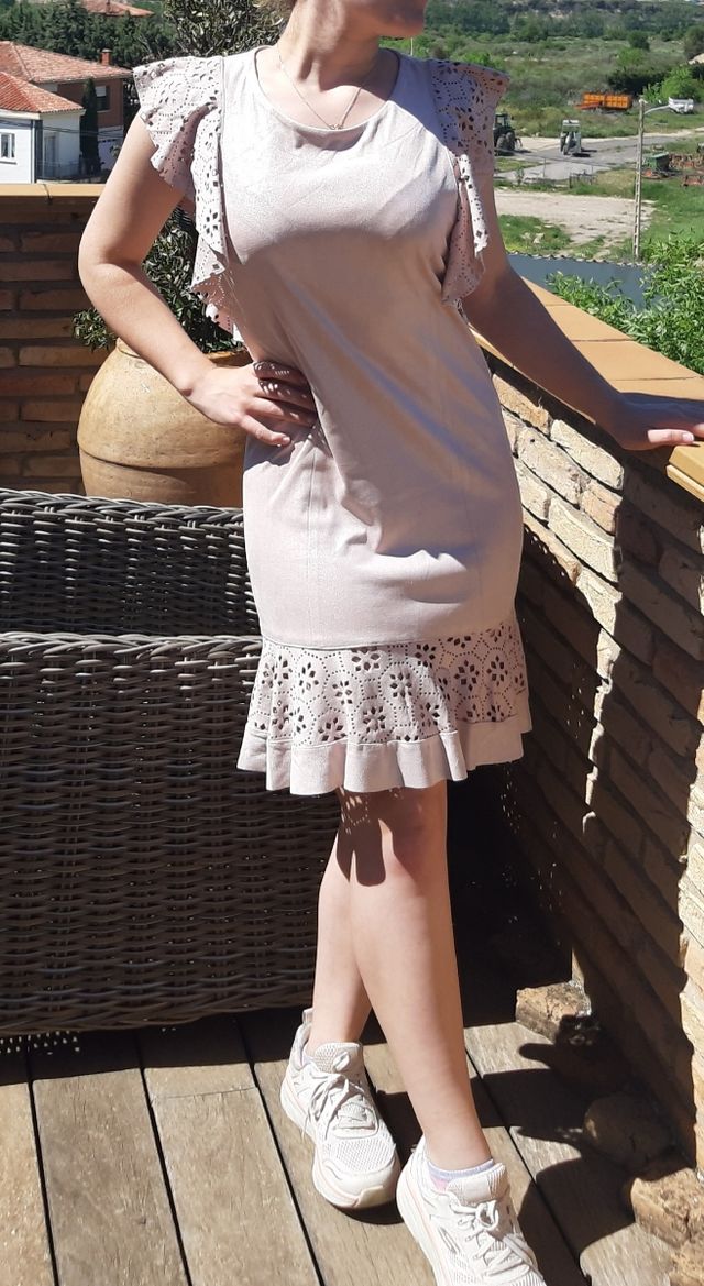 vestido con tirantes de vuelo