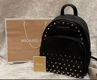 Mochila Michael Kors en piel negra A ESTRENAR de segunda mano por 230 EUR  en Madrid en WALLAPOP