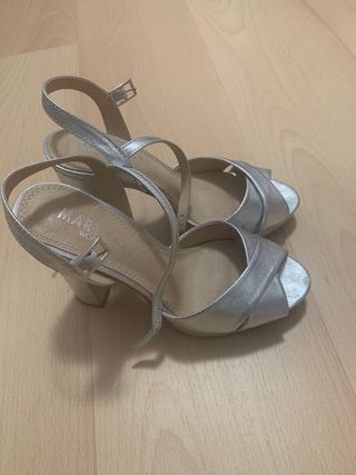 Sandalias de tacón plateadas de Marypaz de segunda mano por 15 EUR en  Coslada en WALLAPOP