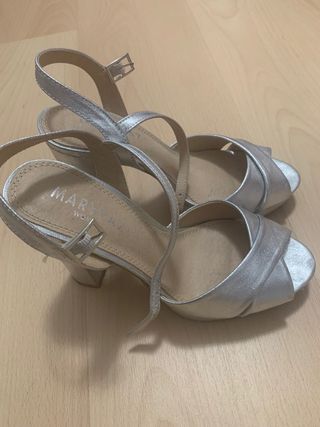 Sandalias de tacón plateadas de Marypaz de segunda mano por 15 EUR en  Coslada en WALLAPOP