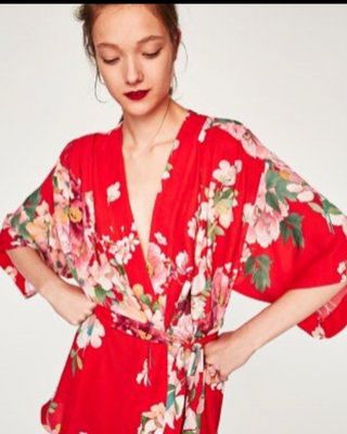 Kimono Flores Rojo Zara de segunda mano por 35 EUR en Parla en WALLAPOP