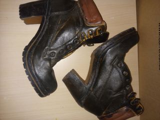 Botines tacon ancho cordones de segunda mano por 5 EUR en Parla en WALLAPOP