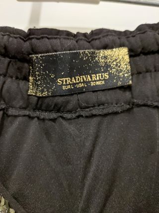 Shorts pantalón corto lentejuelas Stradivarius de segunda mano por 5 EUR en  Murcia en WALLAPOP