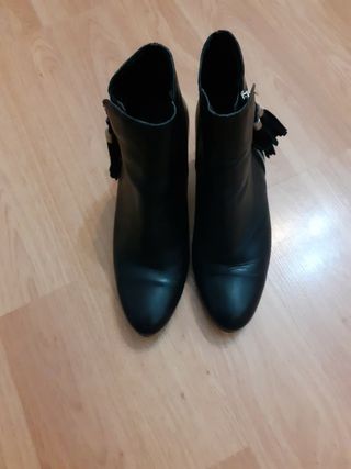 Botines piel Zankos de segunda mano por 14 EUR en Villanueva del Pardillo  en WALLAPOP