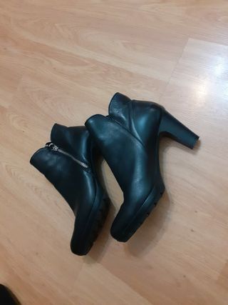 Botines piel Zankos de segunda mano por 14 EUR en Villanueva del Pardillo  en WALLAPOP